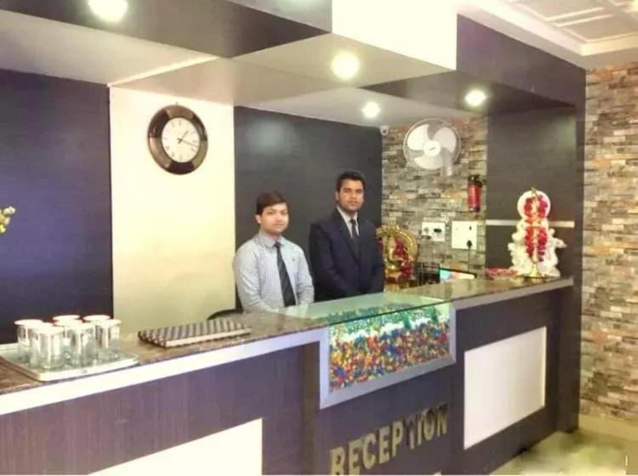 Hotel Radiance Гвалиор Екстериор снимка