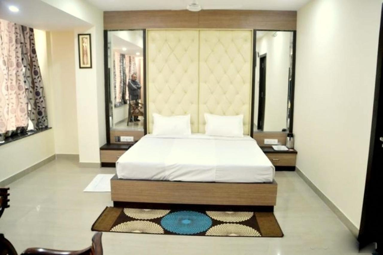 Hotel Radiance Гвалиор Екстериор снимка